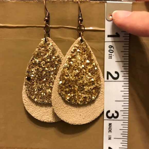 Leather teardrop earrings gold glitter over beige - Picture 2 of 2